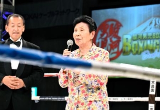 　ボクシングのリングであいさつする袴田巌さんの姉ひで子さん＝２６日午後、静岡県富士市