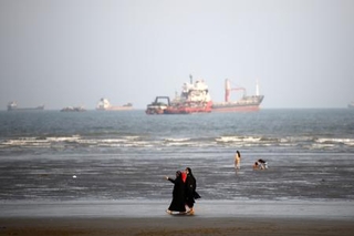　イラン・バンダルアバスから望むホルムズ海峡＝１２日（ゲッティ＝共同）
