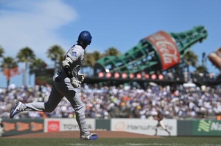 　ジャイアンツ戦の３回、左飛に倒れたドジャース・大谷＝サンフランシスコ（共同）