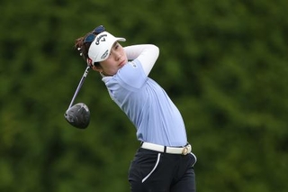 　アーカンソー選手権第２ラウンド、５番でティーショットを放つ西村優菜＝２６日、アーカンソー州ロジャーズ（ゲッティ＝共同）