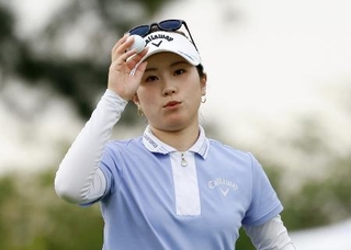 　第２ラウンド、１０番でバーディーを奪った西村優菜。通算１６アンダーで首位＝ピナクルＣＣ（共同）