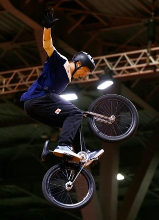 　愛知・名古屋アジア大会の自転車男子ＢＭＸフリースタイル・パークで、金メダルを獲得した中村輪夢＝２７日、愛知県国際展示場
