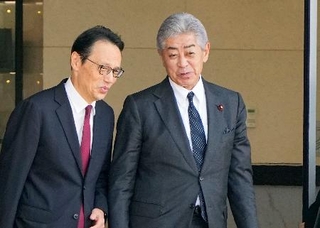 　北京首都国際空港に到着した日本国際貿易促進協会会長の岩屋前外相（右）＝２７日（共同）