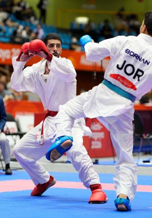　空手男子組手６７キロ級の３位決定戦でヨルダン選手と対戦するパレスチナのダイファラ・マハムード＝２１日、豊橋市総合体育館
