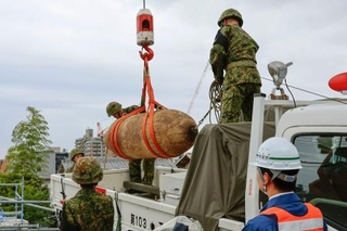 　陸上自衛隊が回収した不発弾＝２７日午後、大阪府箕面市