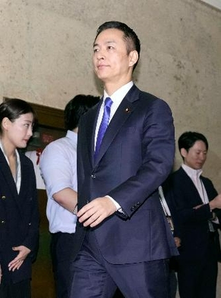 　民主改革の会の後藤国対委員長との会談に向かう自民党の村井国対委員長＝２５日、国会