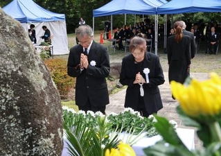 　御嶽山噴火の犠牲者の追悼式で献花し、手を合わせる遺族ら＝２７日午後、長野県王滝村（代表撮影）
