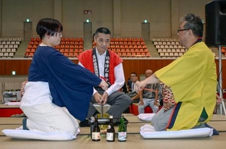 　高知のお座敷遊び「はし拳」の全日本選手権大会＝２７日午後、高知市