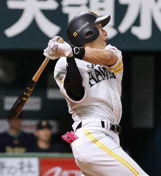 　５回ソフトバンク２死一、三塁、柳田が左翼線に適時二塁打を放つ＝みずほペイペイドーム