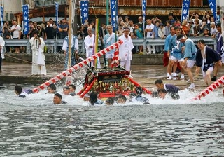 　勝浦八幡神社の例大祭で行われた、男たちがみこしごと海へ入る豪快な神事＝２７日午後、和歌山県那智勝浦町