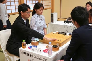 　「ペア碁」イベントの対局に臨む一力遼九段（左）と藤沢里菜七段のペア＝２７日、名古屋市
