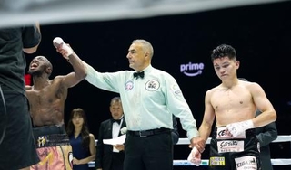 　リカルド・マラジカ（左）に判定負けした坪井智也＝トヨタアリーナ東京