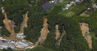 　台風２５号の影響による大雨で土砂が崩れた千葉県長柄町＝２２日