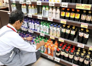 　スーパーのしょうゆ売り場＝２５日、名古屋市のヤマナカ松原店