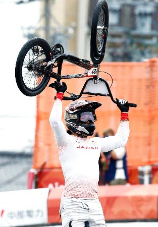 　男子ＢＭＸレースで優勝し、喜ぶ中井飛馬＝名古屋競輪場ＢＭＸレースコース