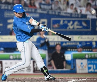 　８回日本ハム無死、代打郡司が左越えに満塁本塁打を放つ＝ＺＯＺＯマリン