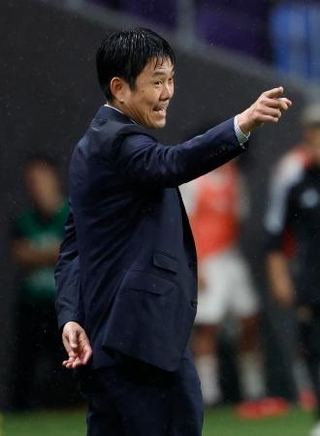 　日本-ベネズエラ　後半、指示を出す森保監督＝エディオンピースウイング広島