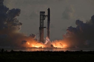 　米南部テキサス州の拠点施設からブースターで打ち上げられる、大型宇宙船「スターシップ」＝２８、スターベース（ロイター＝共同）