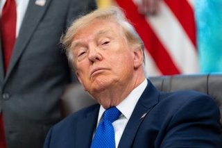 　ホワイトハウスで記者団の取材に応えるトランプ大統領＝２８日、ワシントン（ＡＰ＝共同）