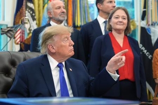 　ホワイトハウスで取材に応えるトランプ大統領＝２８日、ワシントン（ＡＰ＝共同）