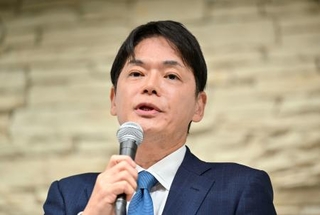 　横浜市長選への立候補で記者会見する山中竹春前市長＝２９日午前、横浜市
