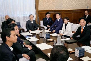 　衆院議運委理事会。中央奥は木原官房長官＝２９日午前、国会