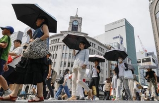 　東京・銀座を歩く人たち＝７月