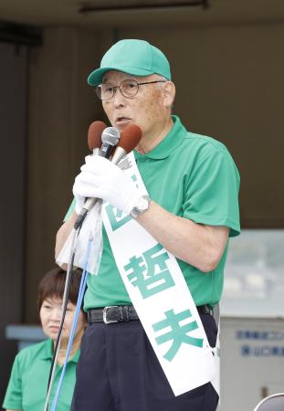 　山口県上関町長選が告示され、第一声を上げる西哲夫氏＝２９日午前、上関町