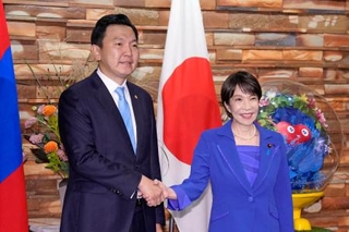 　会談前に握手する高市首相（右）とモンゴルのオチラル首相＝２９日午後、首相官邸