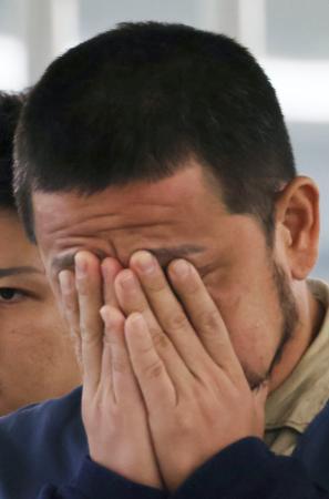 　移送される杉田裕希容疑者＝２９日午後３時４０分ごろ、成田空港