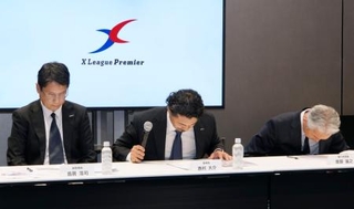 　記者会見で謝罪する日本社会人アメリカンフットボール協会の西村大介理事長（中央）ら＝２９日、東京都内