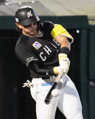　６回ロッテ２死、山本が中越えに本塁打を放つ＝楽天モバイルパーク