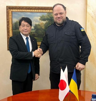 　ウクライナのステファンチュク最高会議議長（右）と握手する小野寺五典元防衛相＝２９日、ポーランド東部（共同）