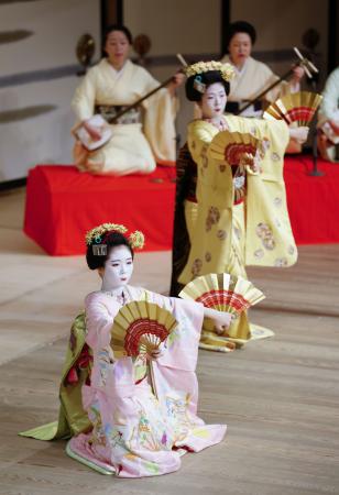 　「温習会」の開幕を前に、総仕上げの通し稽古「大ざらえ」で所作を確認する舞妓＝３０日午前、京都市