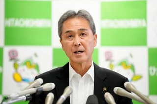 　高レベル放射性廃棄物の最終処分場選定を巡り、国からの文献調査の申し入れを受け入れると表明する茨城県常陸大宮市の鈴木定幸市長＝３０日午後、常陸大宮市役所