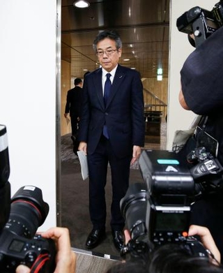 　最後の定例記者会見を終え、退室する中部電力の林欣吾社長＝３０日午後、名古屋市