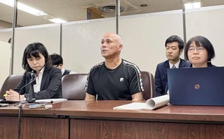 　記者会見する原告のサファリ・ディマン・ヘイダーさん（中央）ら＝３０日午後、東京・霞が関の司法記者クラブ