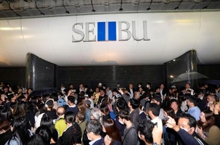 　大勢の人が見守る中、シャッターが下ろされた西武渋谷店＝３０日夜、東京都渋谷区