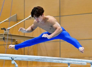 　体操の世界選手権に向け練習する岡慎之助＝味の素ナショナルトレーニングセンター