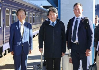 　ウクライナの首都キーウの駅に到着した小野寺五典元防衛相（中央）ら＝３０日（共同）