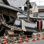 　地震で倒壊した熊本県氷川町の家屋＝８月