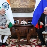 　会談したインドのモディ首相（左）とロシアのプーチン大統領＝８月３１日、ビシケク（タス＝共同）