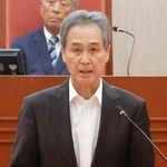 　茨城県常陸大宮市の市議会本会議で発言する鈴木定幸市長＝１日午前