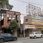 　火災から一夜明けた三重県伊勢市の明倫商店街＝１日午前
