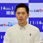 　大阪府庁で取材に応じる吉村洋文知事＝１日午前