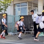 　登校する竜北西部小の児童ら＝１日午前、熊本県氷川町