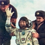 　日本人初の宇宙飛行を終え、ソユーズのカプセル上で手を振る秋山豊寛さん＝１９９０年１２月、旧ソ連のアルカリク（現カザフスタン）