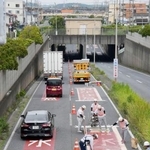 　８月の豪雨で冠水したアンダーパスの路面に設置された冠水注意の「標示」＝１日午前、千葉市中央区