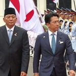 　インドネシアのシャフリィ国防相（左）との会談前に歓迎式典に臨む小泉防衛相＝５月、ジャカルタ（共同）