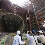 　報道陣に公開されたリニア中央新幹線神奈川県駅（仮称）の工事現場。左は名古屋方面へのトンネル＝２０２５年６月、相模原市
